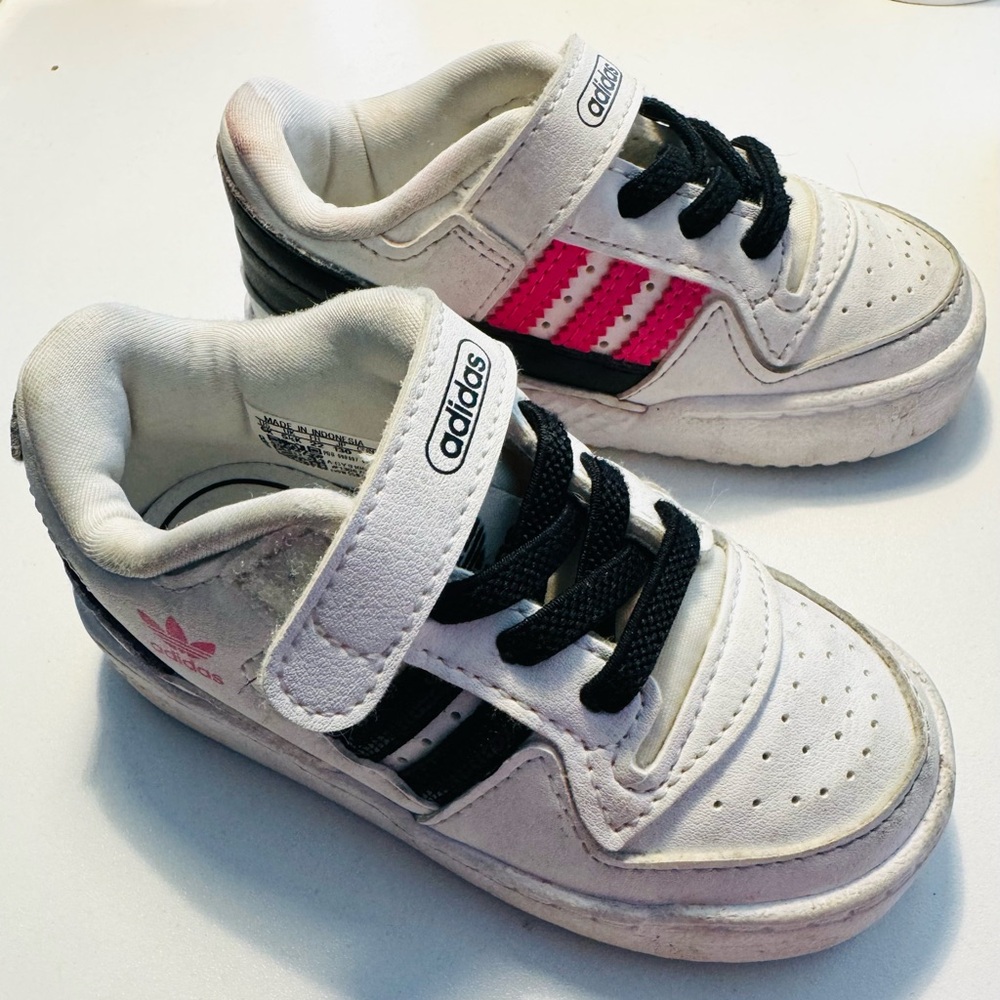 Adidas Forum Low toddler sneakers in White Black Magenta US size 6K